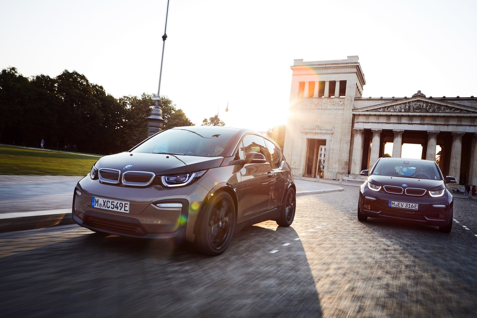 BMW i3 на парковке